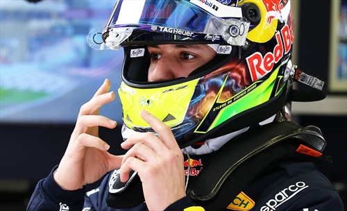  Hadjar, incidente e problemi in Bahrain: «Twitter? Meglio riderci su» -  Hadjar tra incidente e problemi in Bahrain: «Twitter? Meglio riderci su»