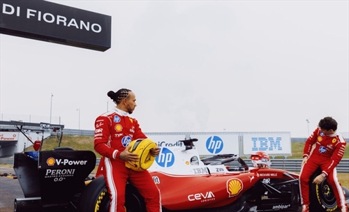  Il messaggio di Hamilton ai tifosi dopo il debutto della SF26 -  Hamilton debutta sulla SF26: entusiasmo, emozioni e missione Ferrari