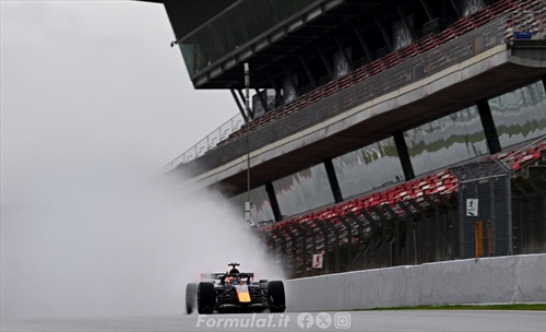  Pirelli, la strana scelta per il test delle gomme da bagnato -  Pirelli testa le gomme da bagnato nel deserto: la scelta che spiazza la F1