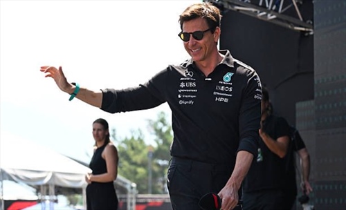  Wolff accusa la Ferrari: sviluppo fuori controllo. Ma sta davvero superando i limiti?
