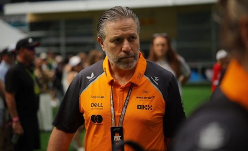  Zak Brown blinda Norris e Piastri: «Non tocchiamo i nostri due supereroi»