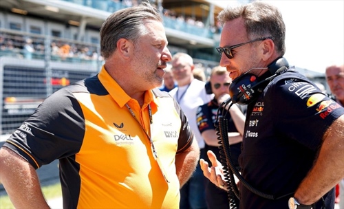  Zak Brown punge Horner e applaude Mekies