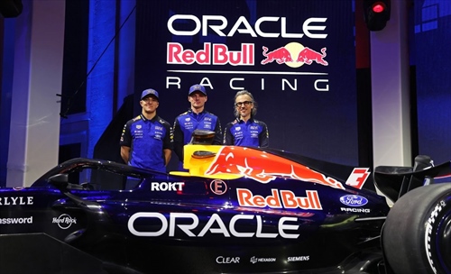  Zak Brown punge Horner e applaude Mekies -  Zak Brown punge Horner e applaude Mekies