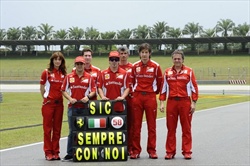 Il Team Ferrari onora la memoria di Simoncelli - 