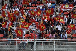 Tifosi Ferrari festeggiano Montezemolo - Tifosi