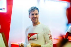 Vettel non seguirà la nuova regola sui caschi - Vettel non seguirà la nuova regola sui caschi