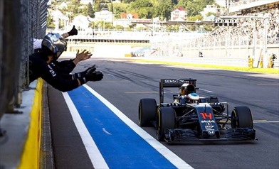 La McLaren andava piano per risparmiare carburante - La McLaren andava piano per risparmiare carburante