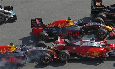 Kvyat risponde alla punizione.... - Kyvat Vettel