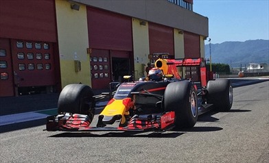 La Red Bull ha provato le slick 2017 della Pirelli - La Red Bull ha provato le slick 2017