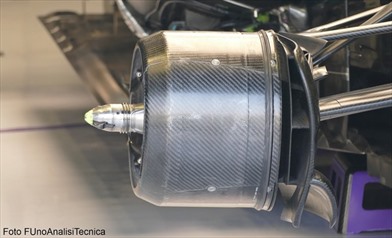 Gp Italia: Mercedes con i cestelli anteriori asimmetrici - Gp Italia: Mercedes con i cestelli anteriori asimmetrici