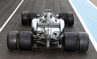 Mercedes prime prove in stile 2017, anche la Ferrari in pista - Mercedes prime prove del 2017, anche la Ferrari in pista