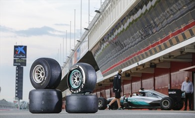Test pneumatici 2017: In pista la Mercedes - Test pneumatici 2017: In pista la Mercedes