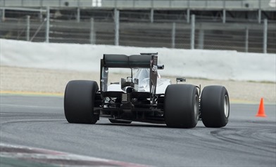 Test pneumatici 2017: In pista la Mercedes - Test pneumatici 2017: In pista la Mercedes