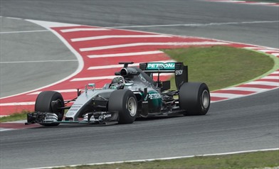 Test pneumatici 2017: In pista la Mercedes - Test pneumatici 2017: In pista la Mercedes