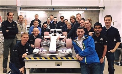 Manor: regalo di addio agli appassionati - modello MRT07 scala 50% e staff Manor
