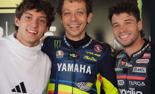 A Tavullia nasce qualcosa: Antonelli e Bezzecchi sotto lo sguardo di Rossi