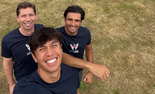 Albon sorprende la F1: il duello con Sainz lo consacra leader in Williams