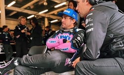 Alonso: «Leclerc ha fatto tre cambi di direzione sul rettilineo, non credo siano consentiti» - Alonso: «