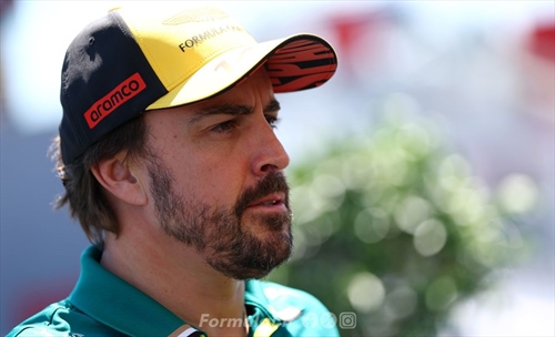 Alonso critica Hamilton in pista, lui risponde sui social: le frecciatine tra i due
