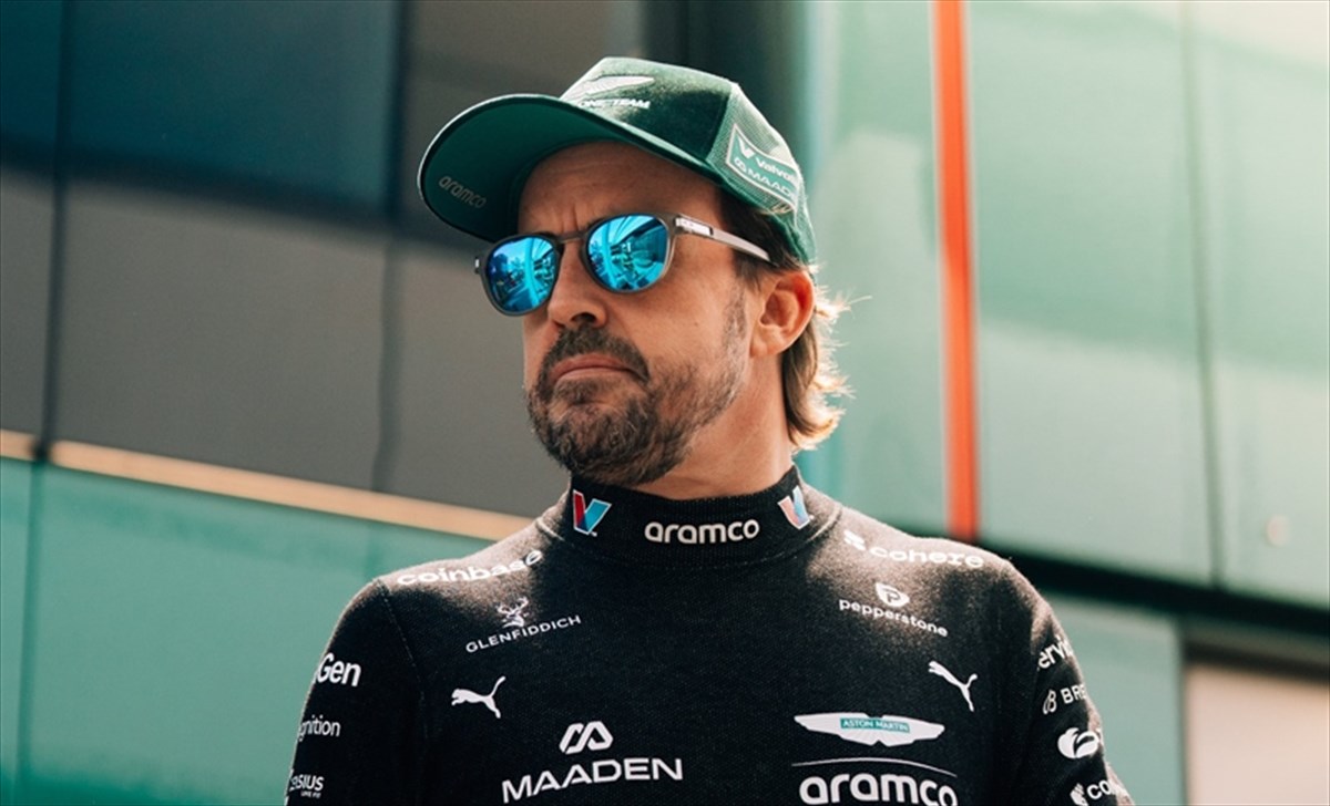 Alonso, la sua Aston si spegne e poi riparte senza motivo a Silverstone: è mistero