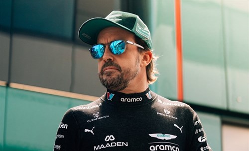 Alonso, la sua Aston si spegne e poi riparte senza motivo a Silverstone: è mistero - Alonso, la sua Aston si spegne e poi riparte senza motivo a Silverstone: è mistero