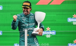 Alonso: «Max e Lewis sono stati solo fortunati, non hanno fatto nulla per diventare campioni» - Alonso: «Max e Lewis sono stati solo fortunati, non hanno fatto nulla per diventare campioni»