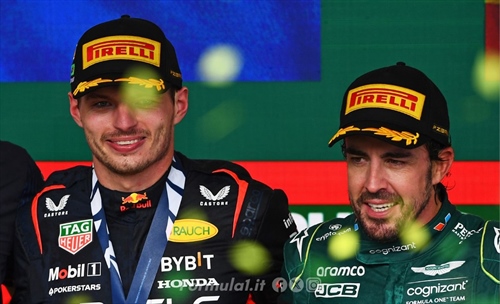 Alonso non la racconta giusta, attaccamento troppo strano e improvviso per Verstappen