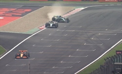 Alonso regala spettacolo in Cina, ma che brivido nel finale: «Ho rischiato di uscire» - Alonso regala spettacolo in Cina, ma che brivido nel finale: «Ho rischiato di uscire»