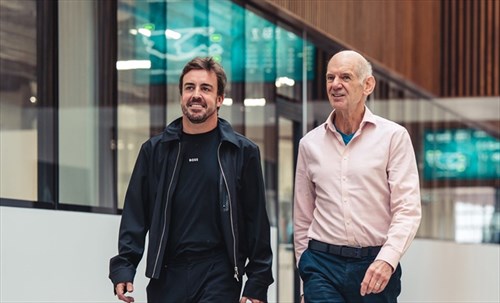 Alonso stregato da Newey: «In Aston Martin tutti impariamo qualcosa da lui»
