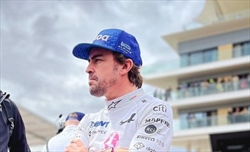 Alonso torna sulla difesa Leclerc: «Non sapevo si potesse uscire di pista. Sainz? Vincerà ancora»