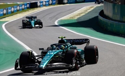 Sorpasso dell’anno, vince Alonso con dedica a Perez: «Ogni battaglia ha bisogno di due persone» - Alonso vince e dedica il premio a Perez: «Ogni battaglia  ha bisogno di due persone»