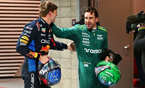 Anche Alonso è folgorato da Verstappen: «Solo lui poteva fare un giro così»