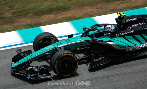 Antonelli guida le FP3 di Sepang davanti a Verstappen. Male le Ferrari