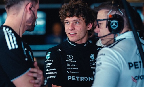 Antonelli prova la Mercedes con l’ala del 2026