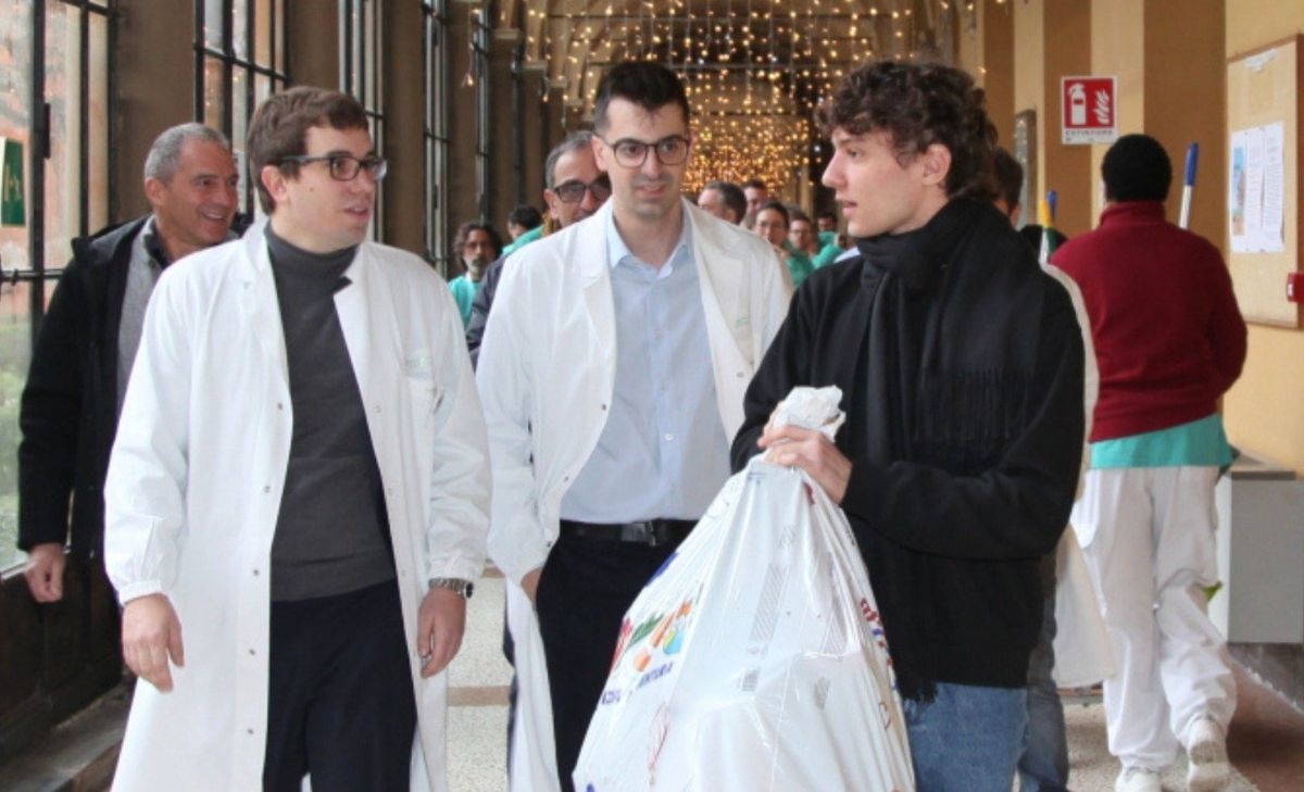 Antonelli si improvvisa Babbo Natale: i regali ai bambini malati di Bologna