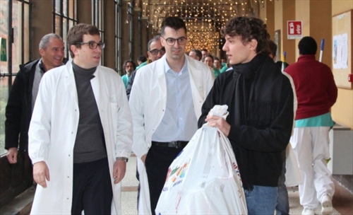 Antonelli si improvvisa Babbo Natale: i regali ai bambini malati di Bologna