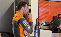 Appare la scritta 'FEA' sul casco di Ricciardo, tifosi sicuri: dura risposta ai critici - Appare la scritta FEA sul casco di Ricciardo, tifosi sicuri: dura risposta ai critici