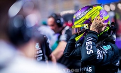 Aria pesante in Mercedes. Hamilton non si fida più, Wolff rattoppa come può - Aria pesante in Mercedes. Hamilton non si fida più, Wolff rattoppa come può