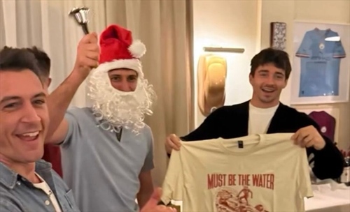 Arriva Natale in Ferrari: il regalo di Hamilton e la maglietta cult di Leclerc
