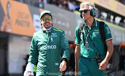 Aston Martin, Krack cerca l'affondo: «Mai minacciati dalla Mercedes, fossi Alonso resterei» - Aston Martin, Krack cerca l'affondo: «Mai minacciati dalla Mercedes, fossi Alonso resterei»