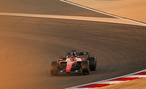 Bahrain ribalta la F1: Ferrari davanti, Mercedes c’è, Aston Martin affonda