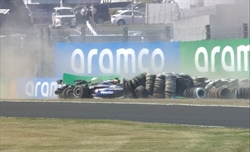 Bandiera rossa in Giappone: incidente al via tra Ricciardo e Albon notato dai commissari