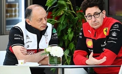 Binotto: «La SF-23 non è la mia Ferrari». Poi s'incontra con Vasseur, lo scatto - Binotto: «La SF-23 non è la mia Ferrari». Poi s'incontra con Vasseur, lo scatto