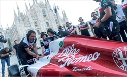 Bottas suona la sveglia a Milano. Si celebrano i 112 anni del marchio Alfa Romeo