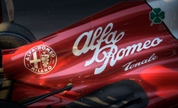 Bottas suona la sveglia a Milano. Si celebrano i 112 anni del marchio Alfa Romeo - Bottas suona la sveglia a Milano. Si celebrano i 112 anni del marchio Alfa Romeo