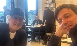Briatore e Wolff fanno colazione insieme a Monaco, tutto mentre viene svelata l'AMR24