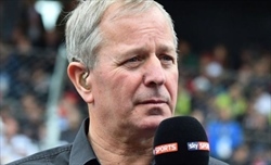 GP Australia, Brundle difende la FIA: «Ricordiamoci cosa è accaduto nel 2009» - Brundle difende la FIA: «Bandiere rosse non per creare spettacolo. Però secondo me...»