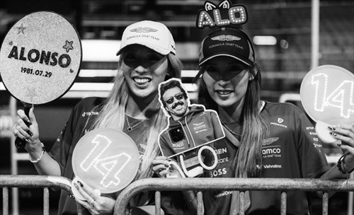 Caduta di stile per TikTok nel giorno del rinnovo con Aston Martin