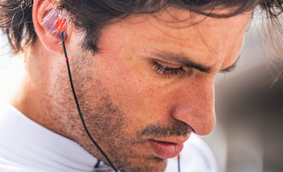 Carlos Sainz resta alla Williams: un rinnovo che parla di fiducia, identità e futuro