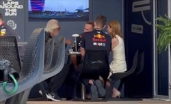 Che ci faceva Briatore nel box Red Bull con Horner, sua moglie e Max?